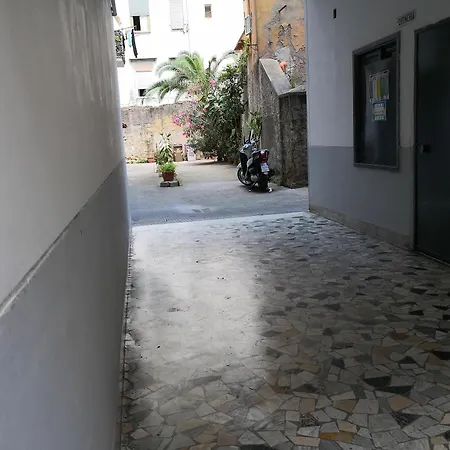 住宿加早餐酒店 Fenesta Vascia 那不勒斯